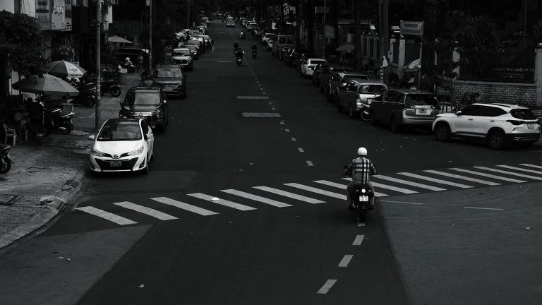 Peut-on doubler un scooter sur une ligne blanche ?